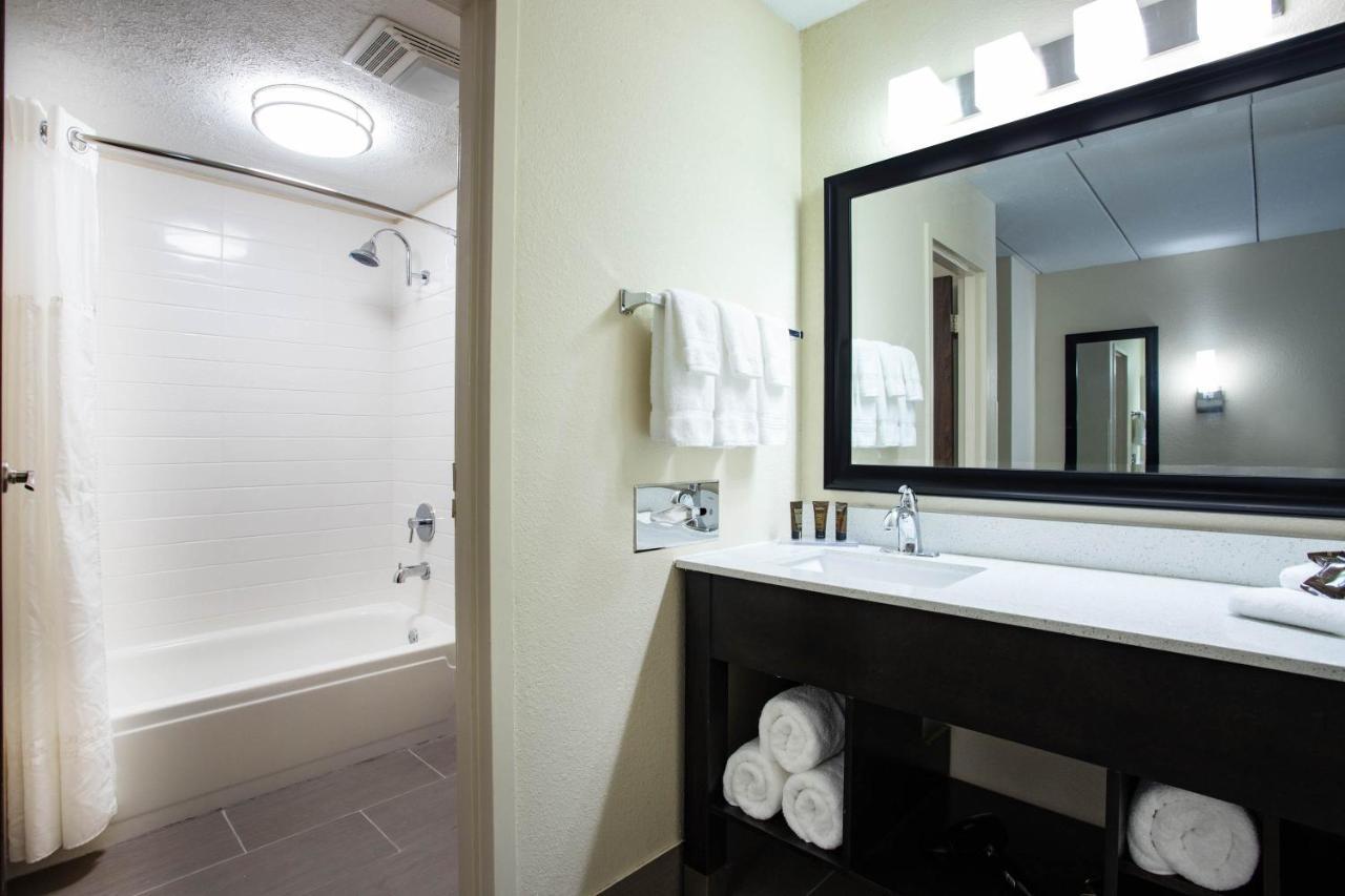Wingate By Wyndham Bloomington Hotel Екстериор снимка