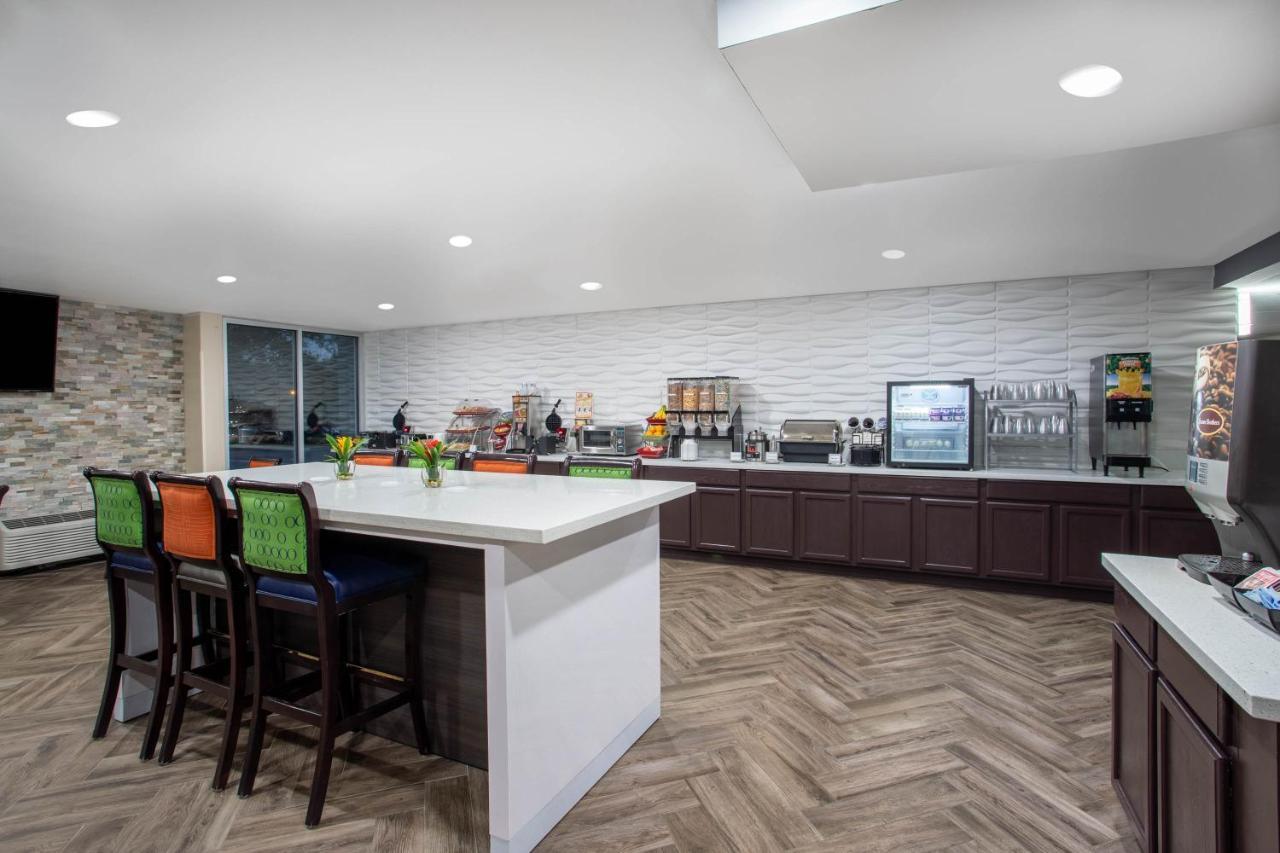 Wingate By Wyndham Bloomington Hotel Екстериор снимка